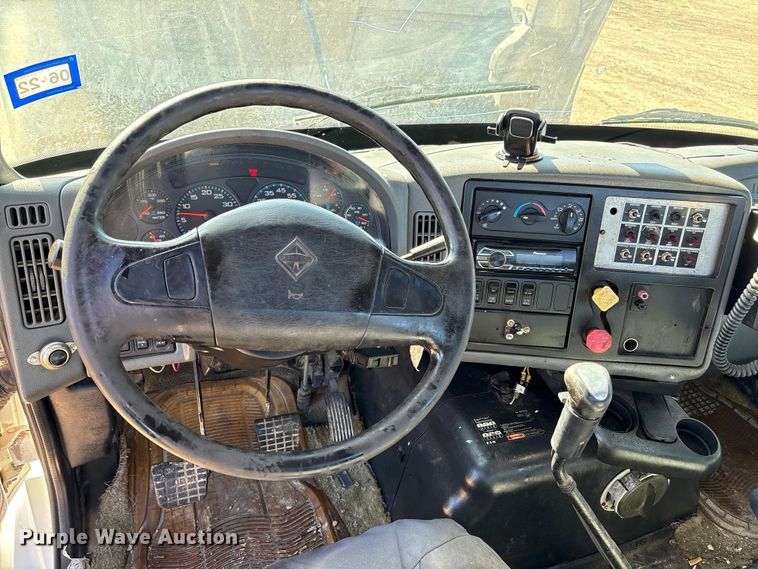 image for item EA7160 2006 International 8600 semi truck