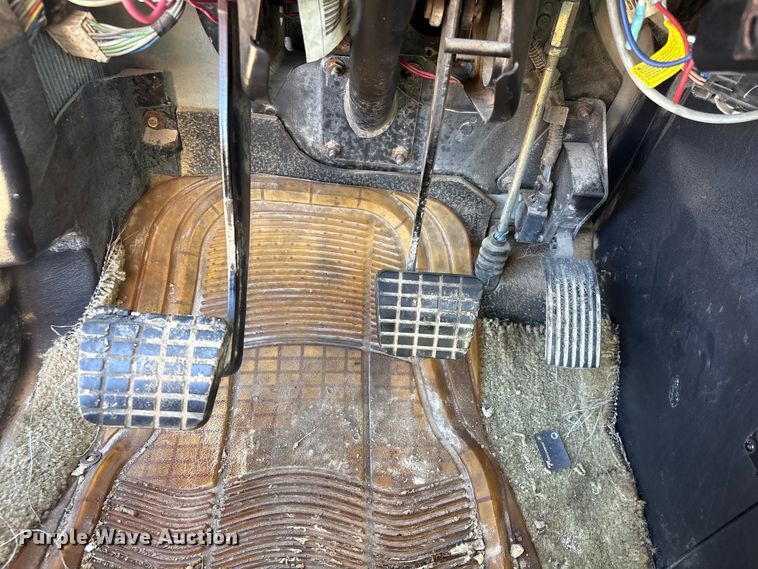 image for item EA7160 2006 International 8600 semi truck