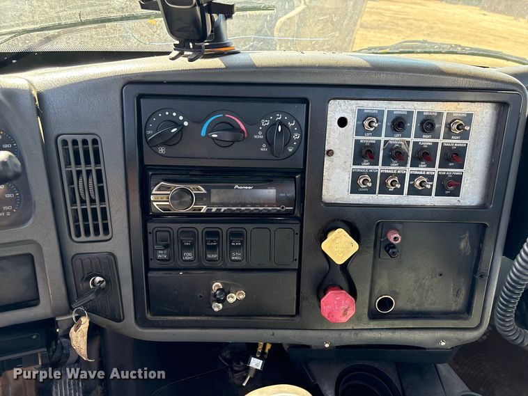 image for item EA7160 2006 International 8600 semi truck