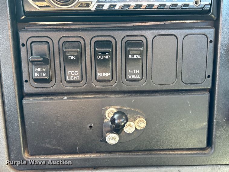 image for item EA7160 2006 International 8600 semi truck