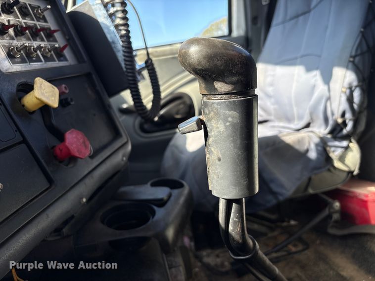 image for item EA7160 2006 International 8600 semi truck