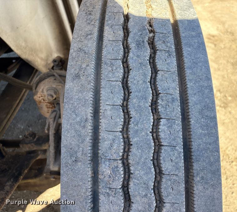 image for item EA7160 2006 International 8600 semi truck