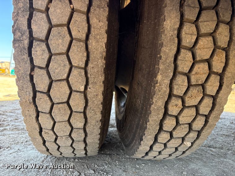 image for item EA7160 2006 International 8600 semi truck