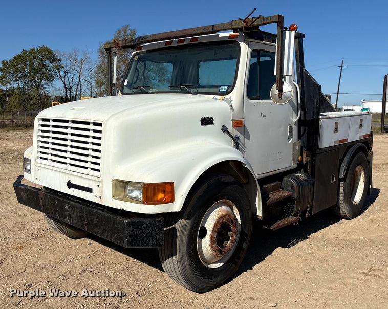 image for item EA7161 1995 International 4900 semi truck