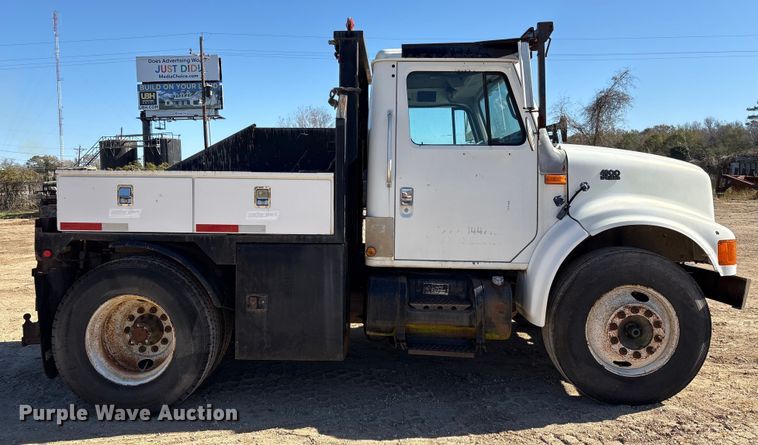 image for item EA7161 1995 International 4900 semi truck