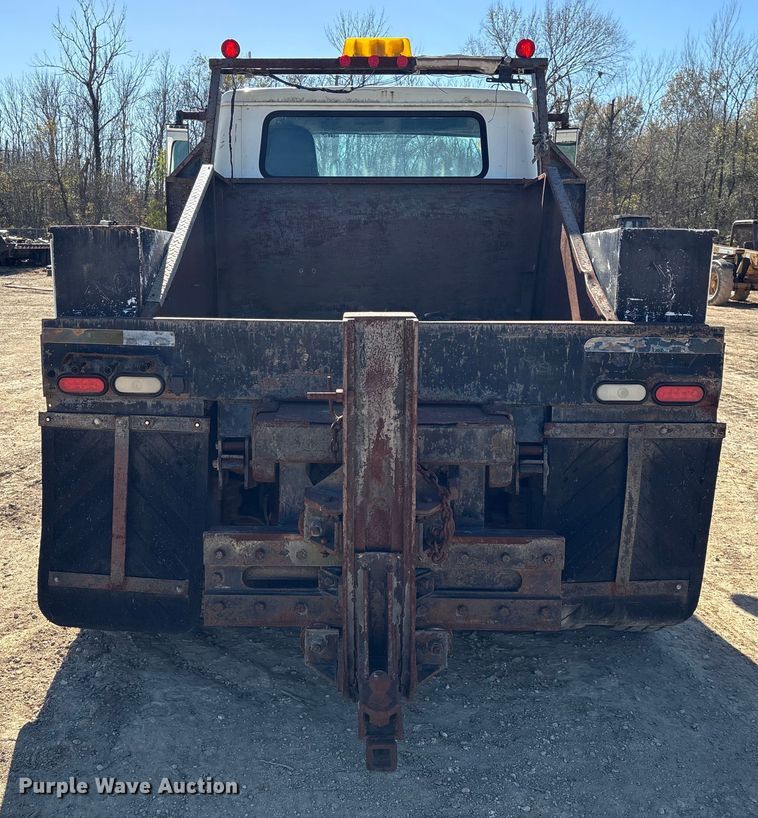 image for item EA7161 1995 International 4900 semi truck