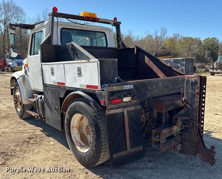 image for item EA7161 1995 International 4900 semi truck