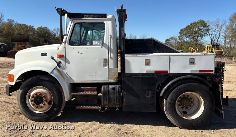 image for item EA7161 1995 International 4900 semi truck