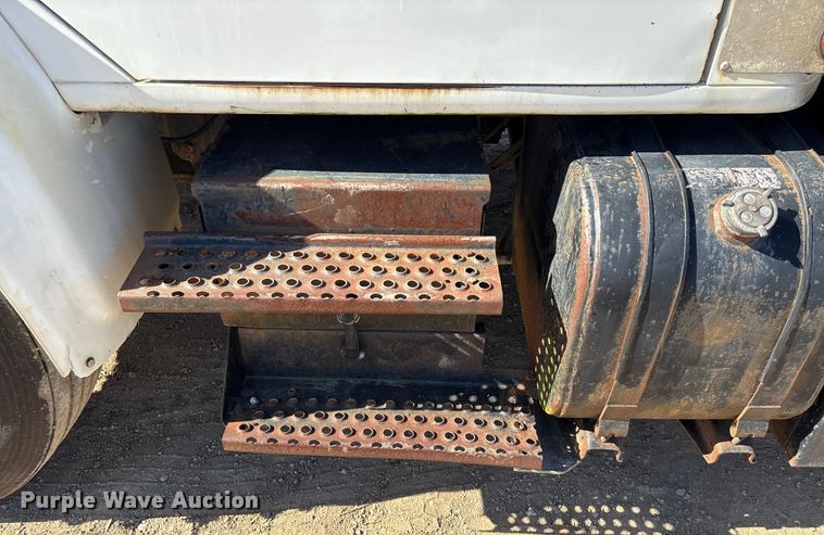 image for item EA7161 1995 International 4900 semi truck