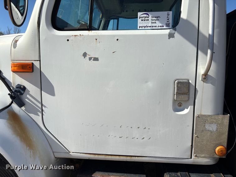 image for item EA7161 1995 International 4900 semi truck