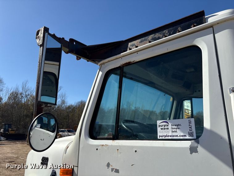 image for item EA7161 1995 International 4900 semi truck