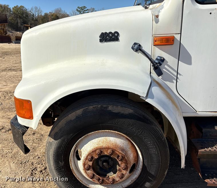 image for item EA7161 1995 International 4900 semi truck
