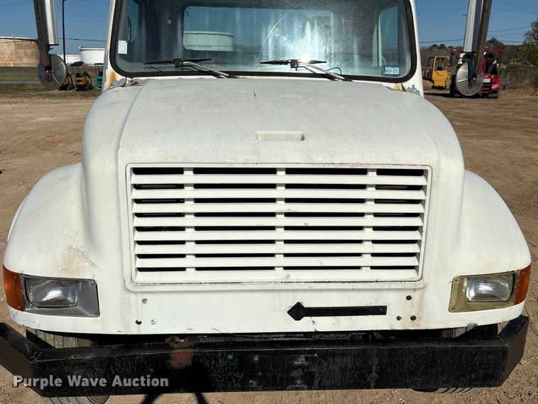 image for item EA7161 1995 International 4900 semi truck