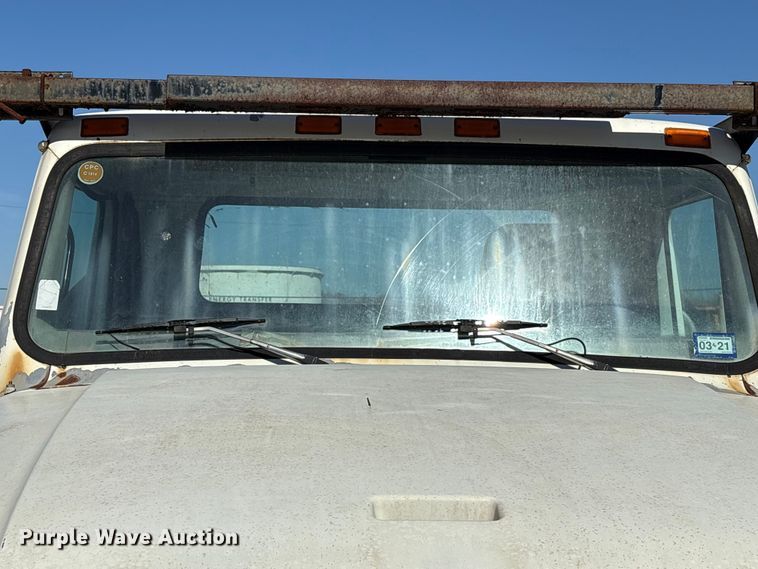 image for item EA7161 1995 International 4900 semi truck