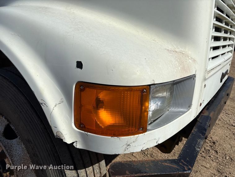 image for item EA7161 1995 International 4900 semi truck