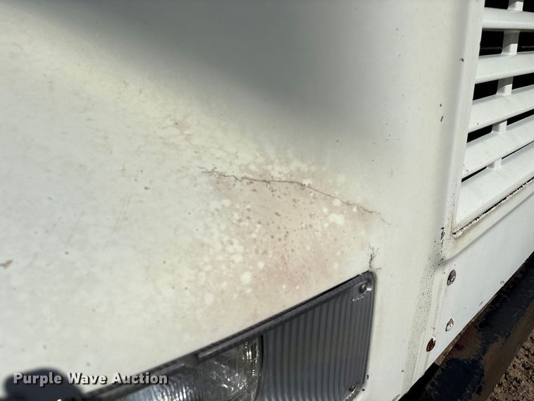 image for item EA7161 1995 International 4900 semi truck