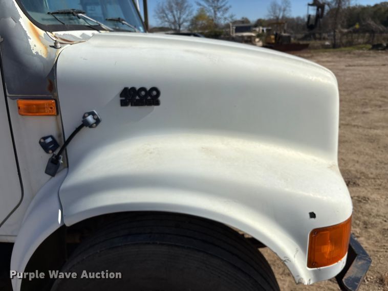 image for item EA7161 1995 International 4900 semi truck