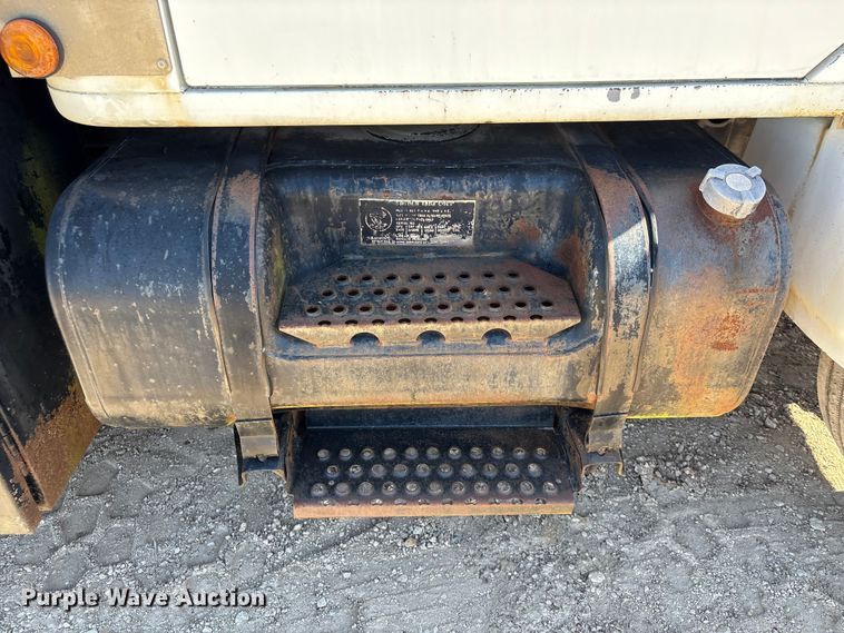 image for item EA7161 1995 International 4900 semi truck