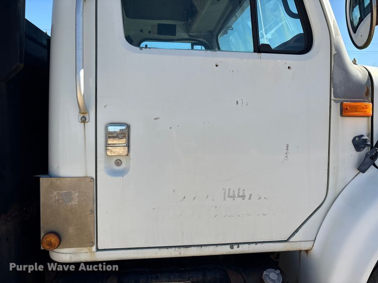 image for item EA7161 1995 International 4900 semi truck