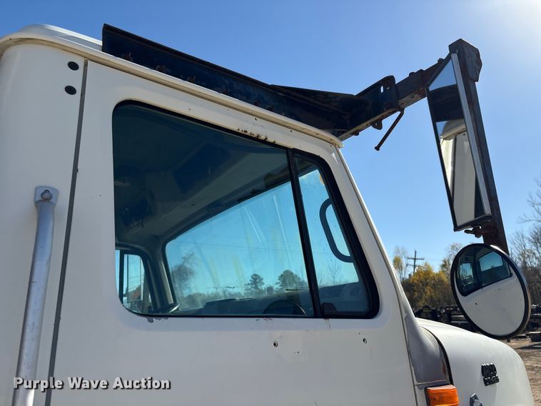 image for item EA7161 1995 International 4900 semi truck