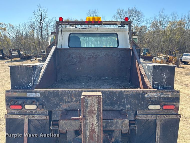 image for item EA7161 1995 International 4900 semi truck