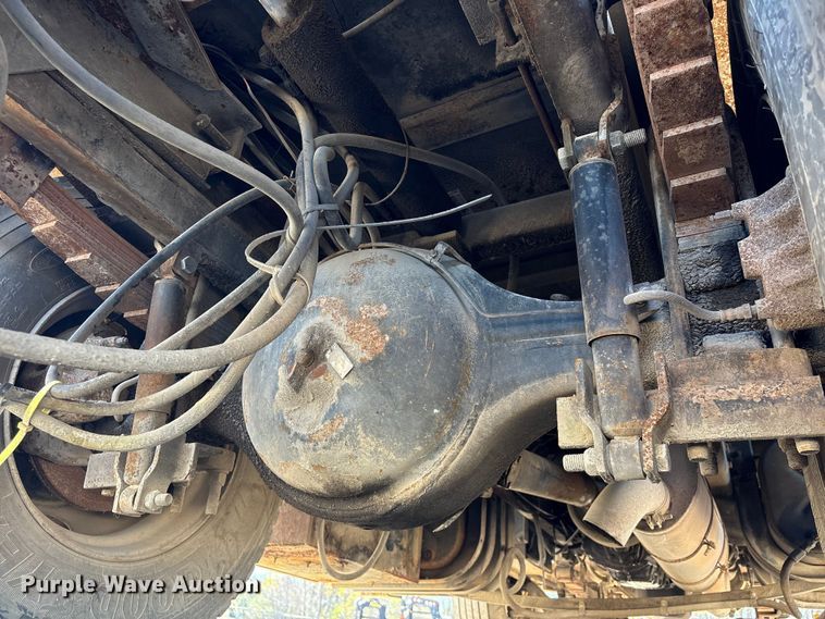 image for item EA7161 1995 International 4900 semi truck