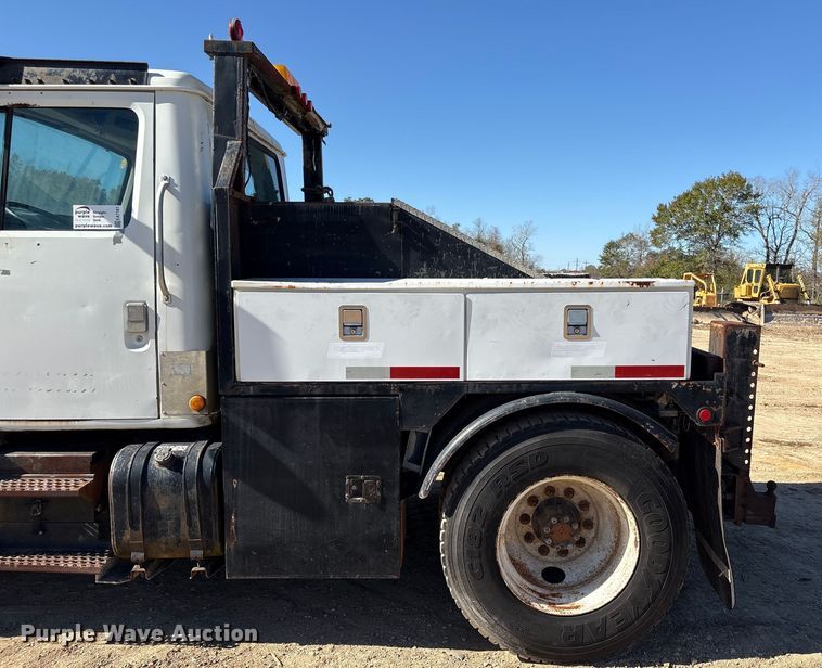 image for item EA7161 1995 International 4900 semi truck