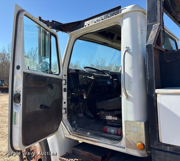 image for item EA7161 1995 International 4900 semi truck