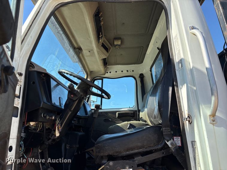 image for item EA7161 1995 International 4900 semi truck