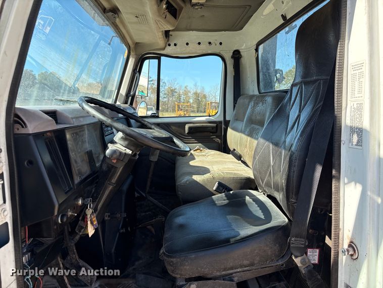 image for item EA7161 1995 International 4900 semi truck