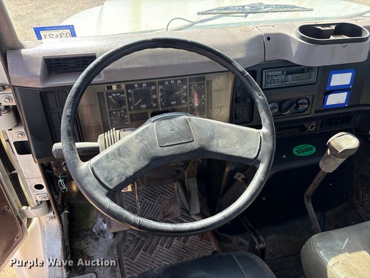 image for item EA7161 1995 International 4900 semi truck