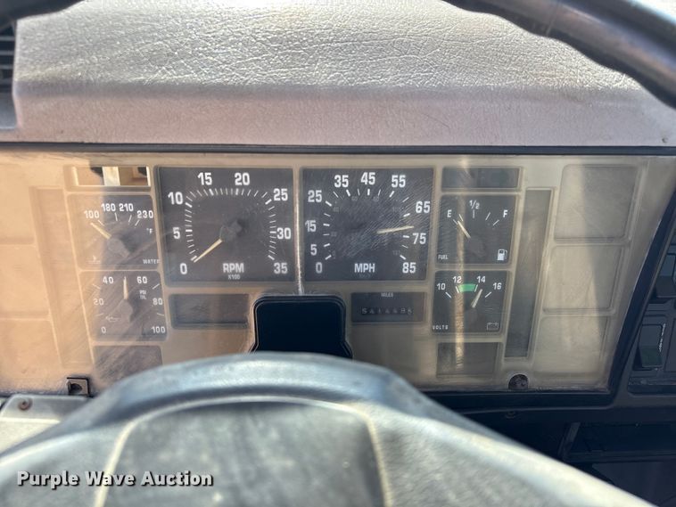 image for item EA7161 1995 International 4900 semi truck