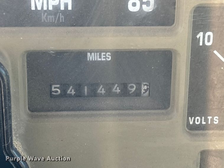 image for item EA7161 1995 International 4900 semi truck