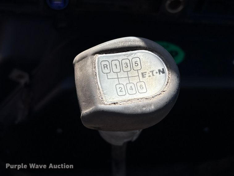 image for item EA7161 1995 International 4900 semi truck