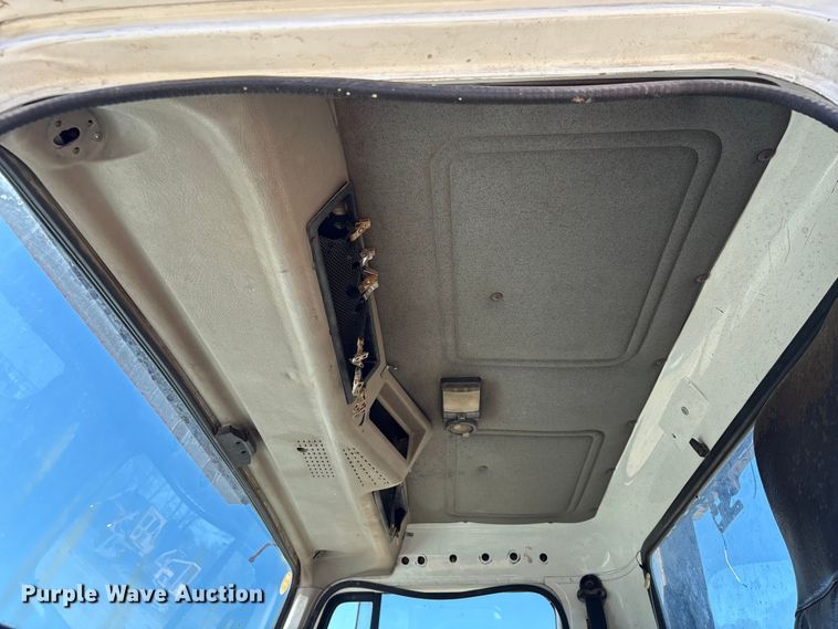 image for item EA7161 1995 International 4900 semi truck