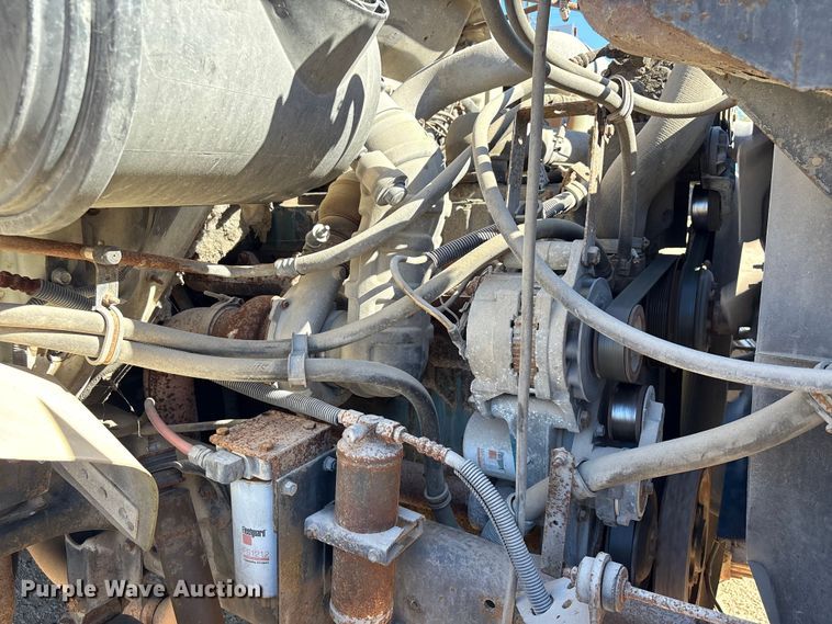 image for item EA7161 1995 International 4900 semi truck