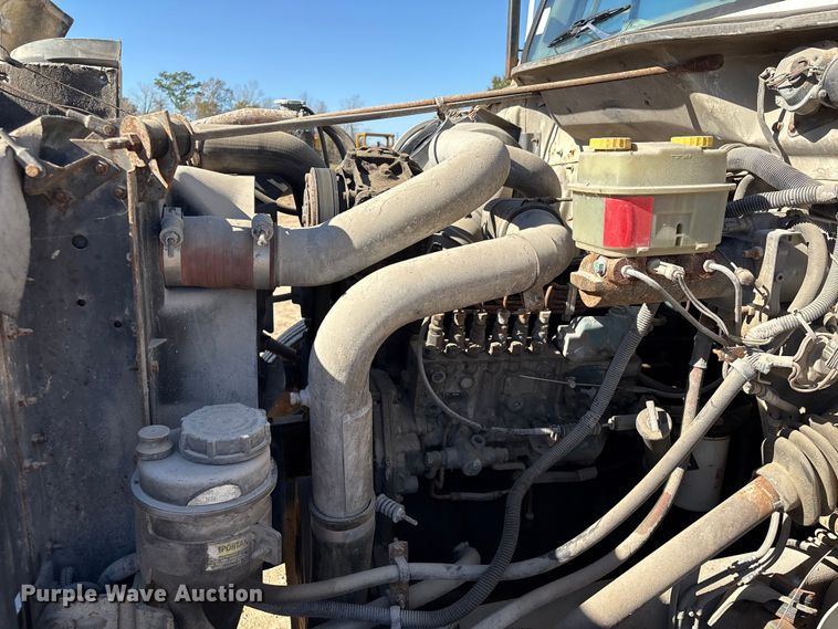 image for item EA7161 1995 International 4900 semi truck