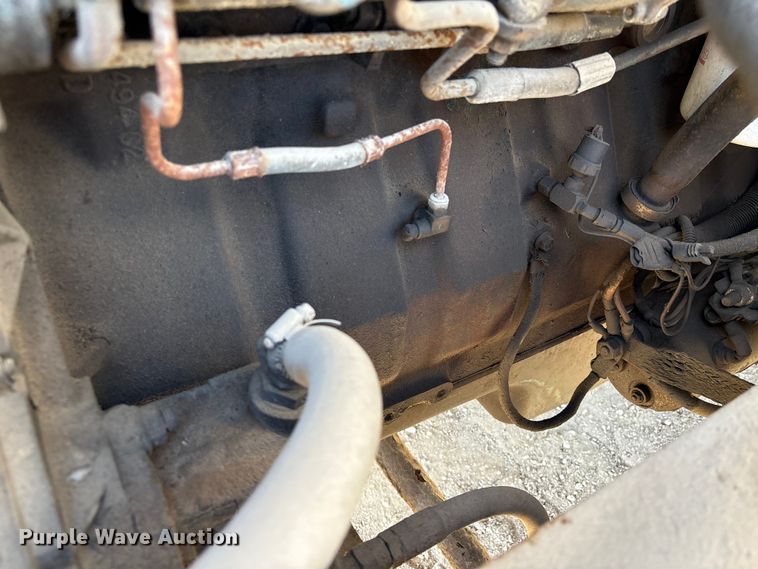 image for item EA7161 1995 International 4900 semi truck