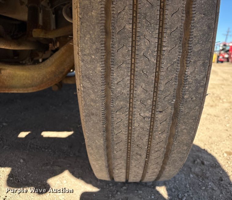 image for item EA7161 1995 International 4900 semi truck