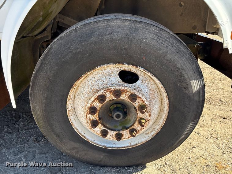 image for item EA7161 1995 International 4900 semi truck