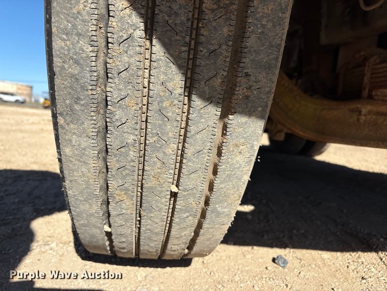 image for item EA7161 1995 International 4900 semi truck