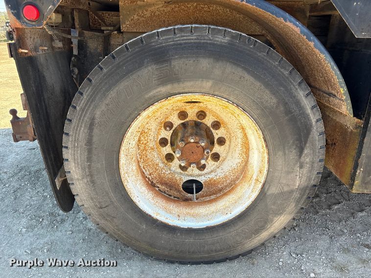 image for item EA7161 1995 International 4900 semi truck