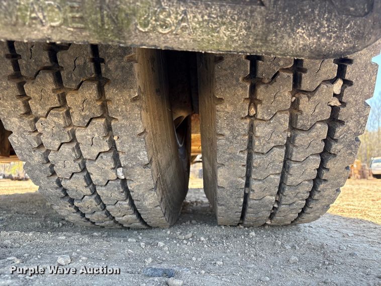 image for item EA7161 1995 International 4900 semi truck