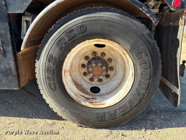 image for item EA7161 1995 International 4900 semi truck