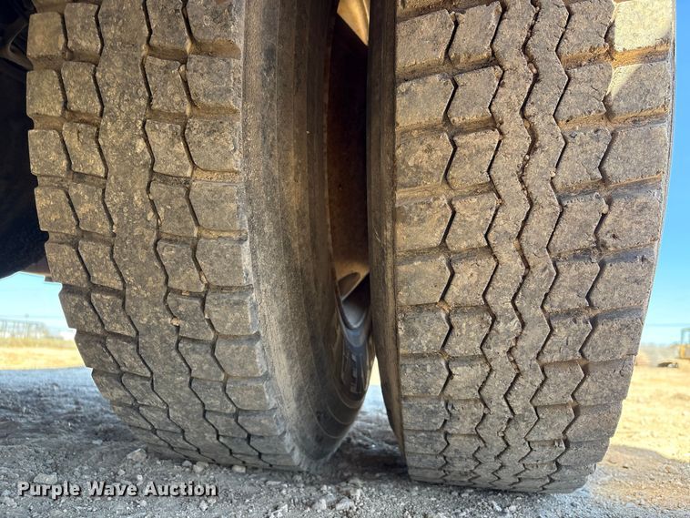 image for item EA7161 1995 International 4900 semi truck