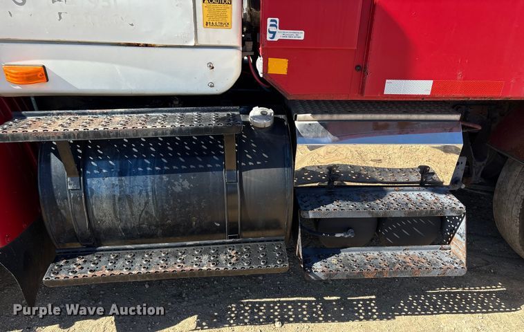 image for item EA7162 2007 International semi truck