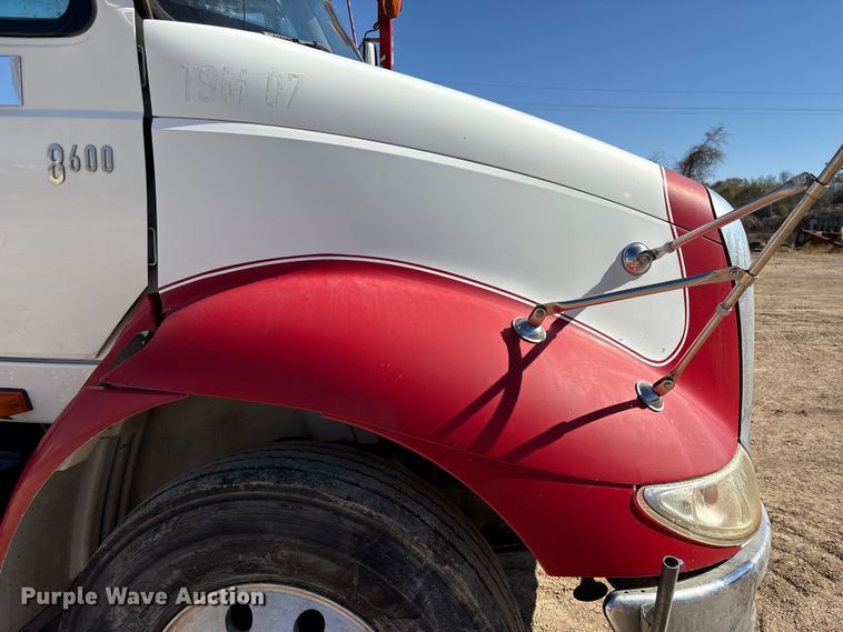 image for item EA7162 2007 International semi truck