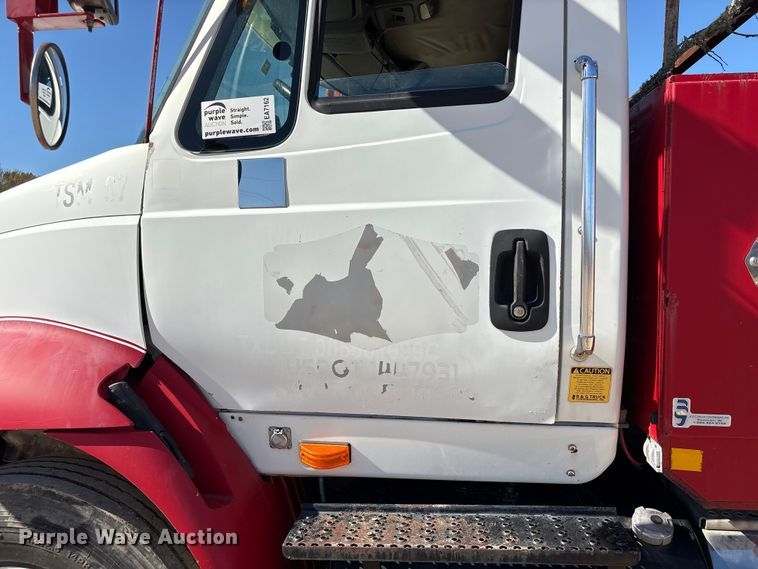 image for item EA7162 2007 International semi truck