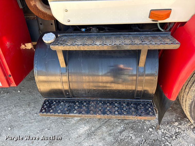 image for item EA7162 2007 International semi truck