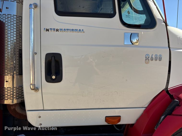 image for item EA7162 2007 International semi truck